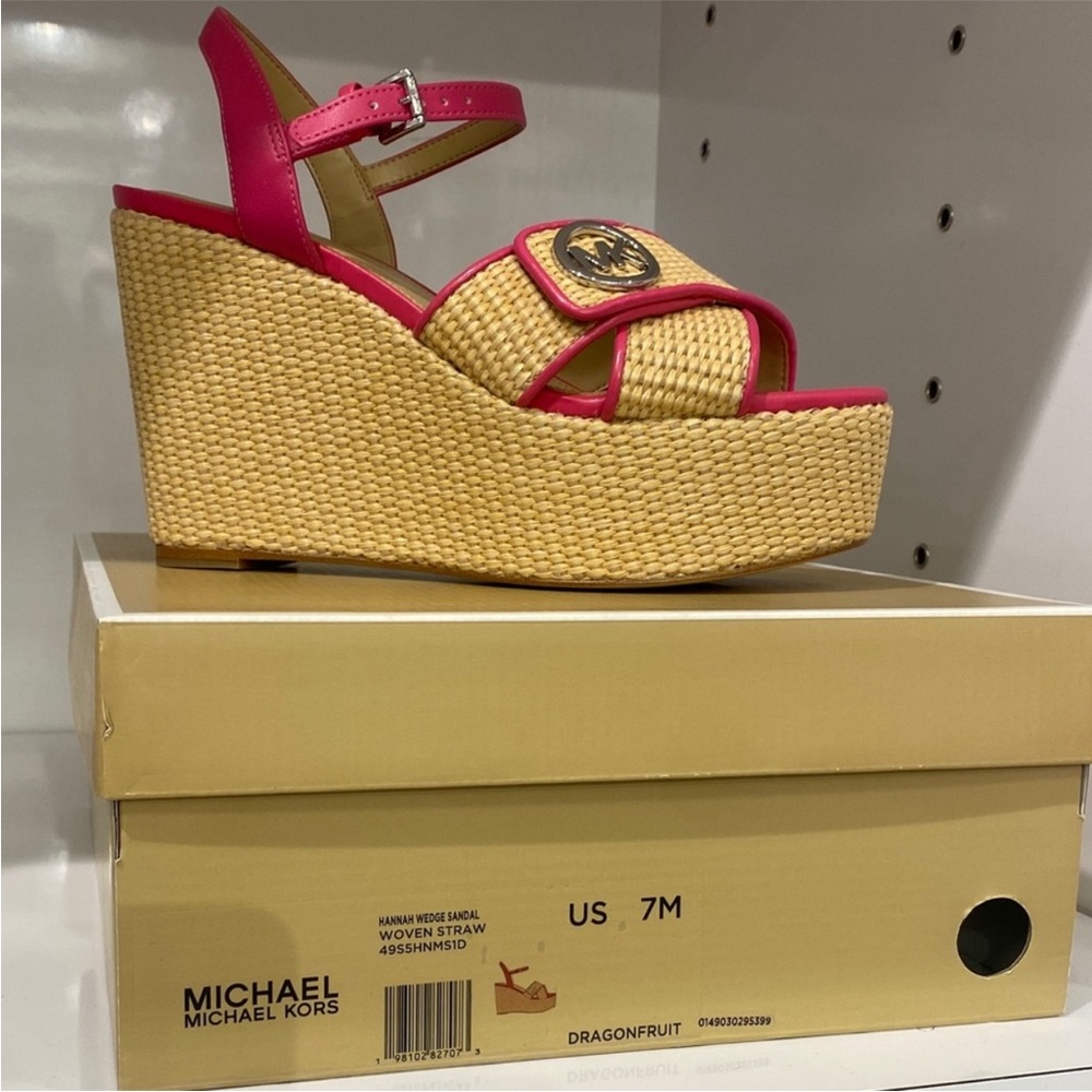 Mother’s day’s deals 🔥✨ Michael Kors Pink and Tan Platform Sandals ✨